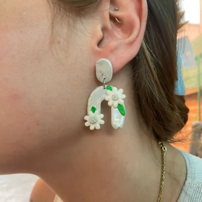 Pendientes blancos margaritas arcilla polimérica