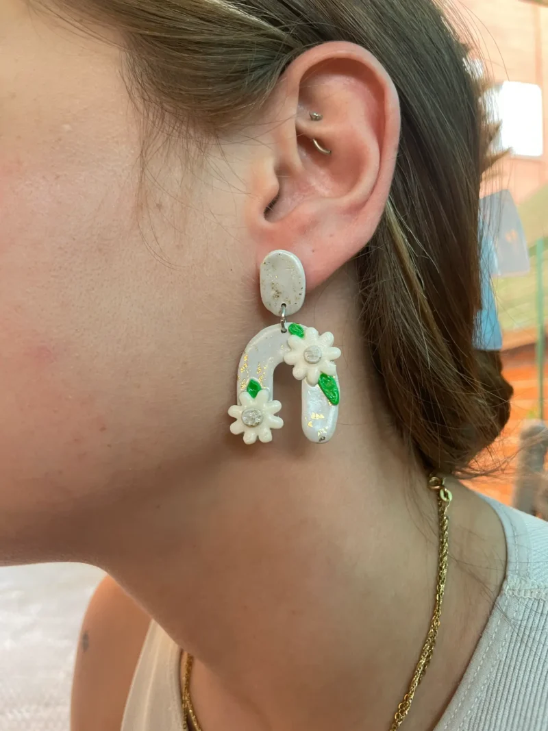 Pendientes blancos margaritas arcilla polimérica