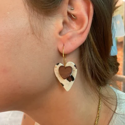 Pendientes aro corazones marrones arcilla polimérica