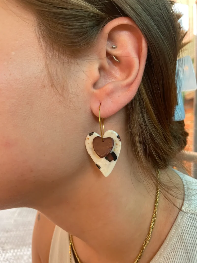 Pendientes aro corazones marrones arcilla polimérica