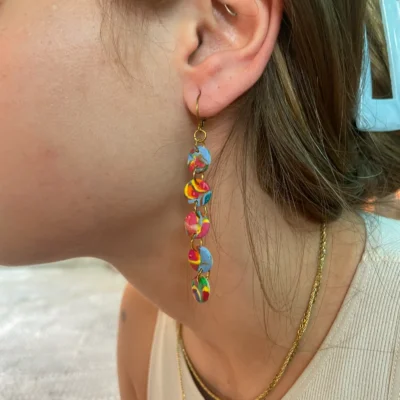 Pendientes largos elegantes multicolor arcilla polimérica