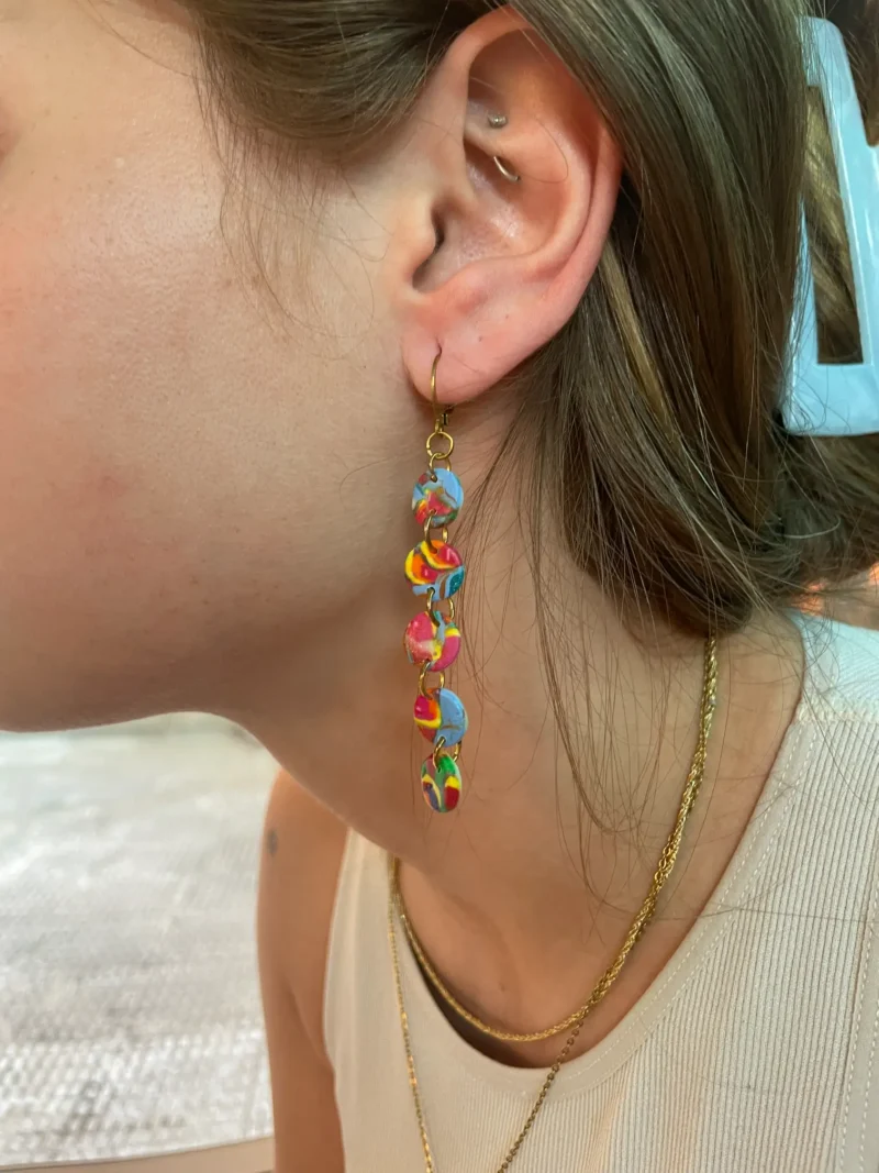 Pendientes largos elegantes multicolor arcilla polimérica