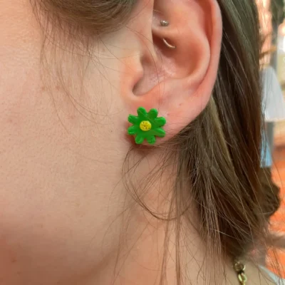 Pendientes pequeños margaritas verdes arcilla polimérica