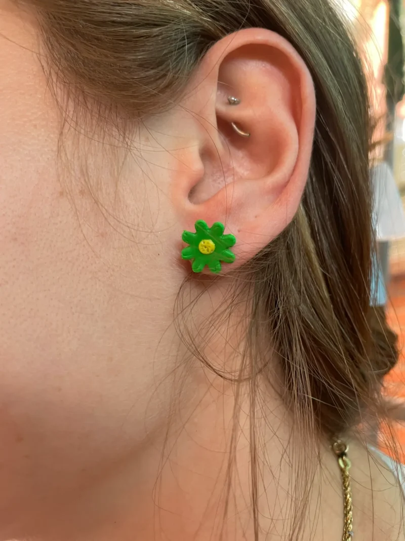 Pendientes pequeños margaritas verdes arcilla polimérica