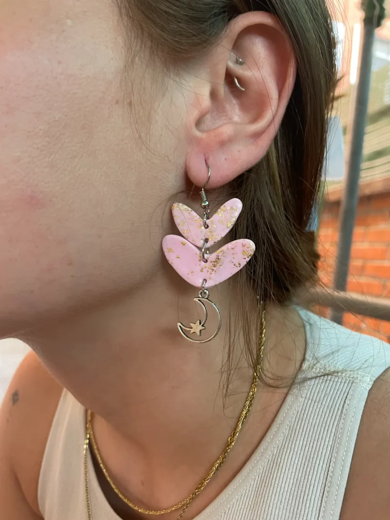 Pendientes largos lunas rosas plateados arcilla polimérica