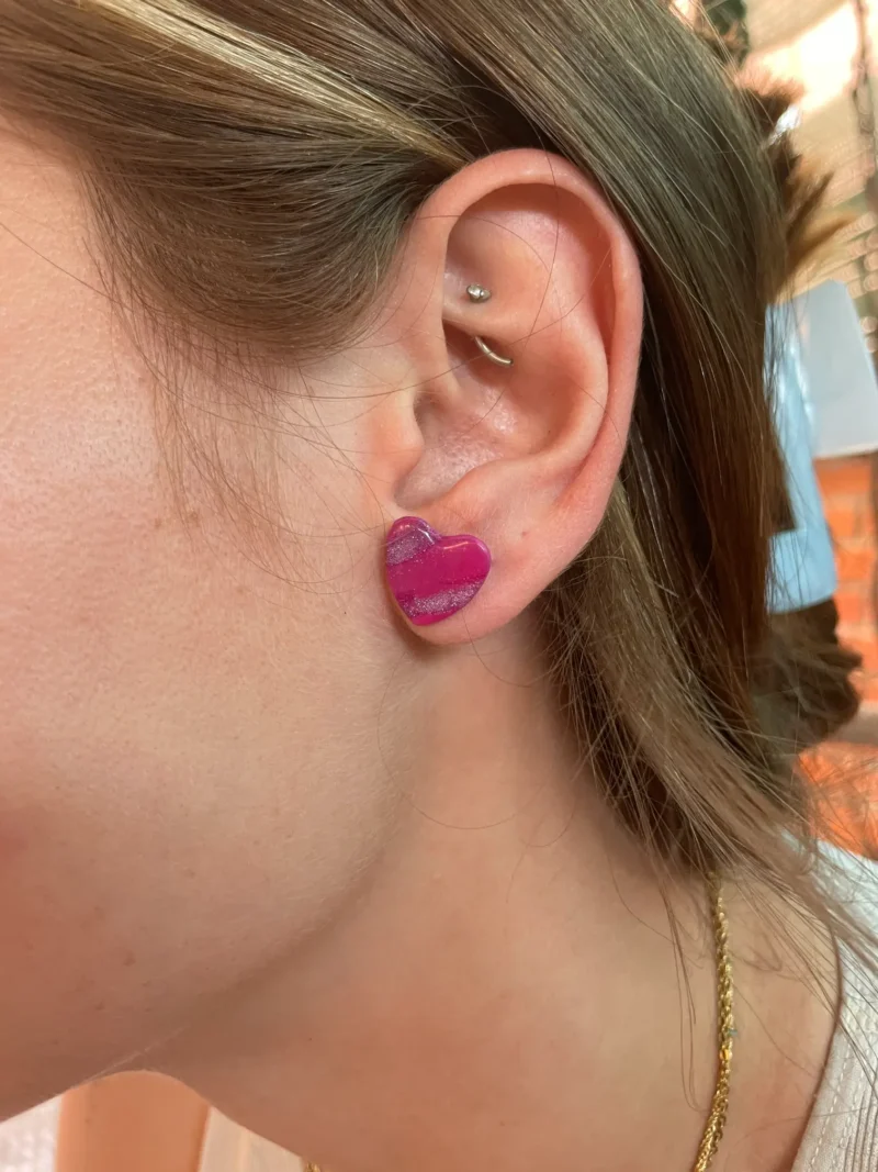 Pendiente corazón de arcilla polimérica rosa mediano