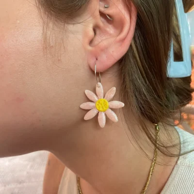 Pendientes aro margaritas rosas arcilla polimérica