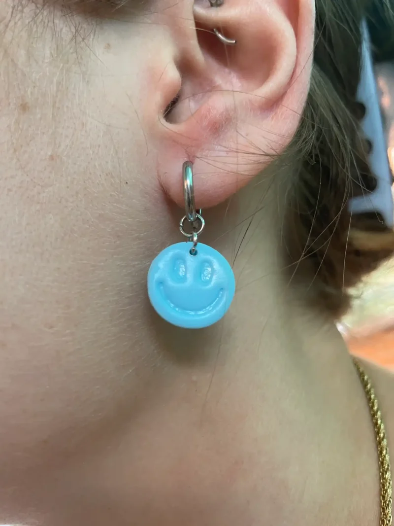 Pendientes cara sonriente azul arcilla polimérica