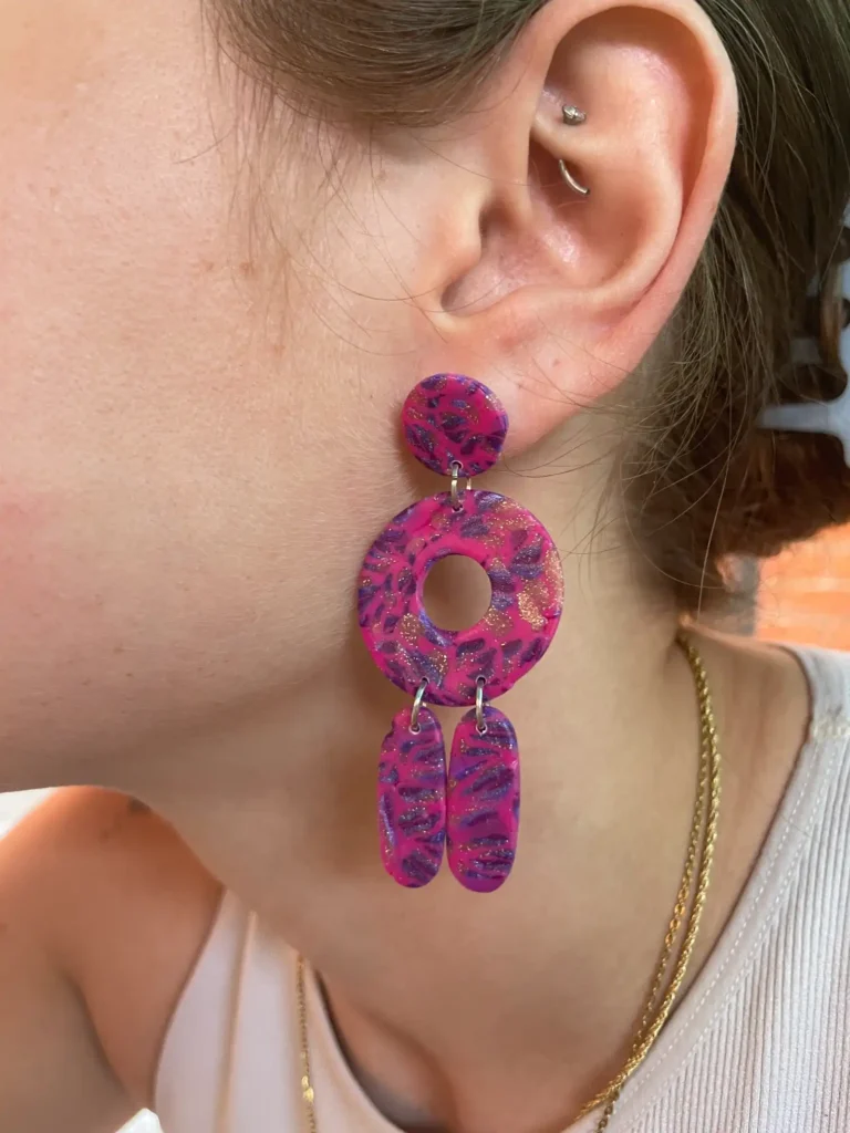 Pendientes de arcilla polimérica de flamenca rosa morado