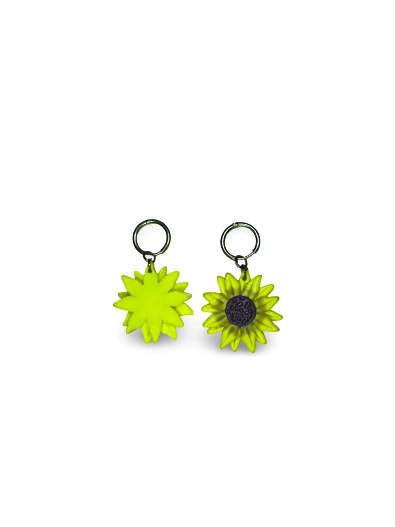 Pendientes de girasoles por detrás