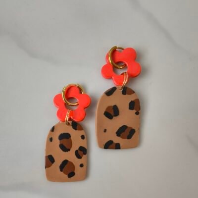 Pendiente leopardo y María naranja