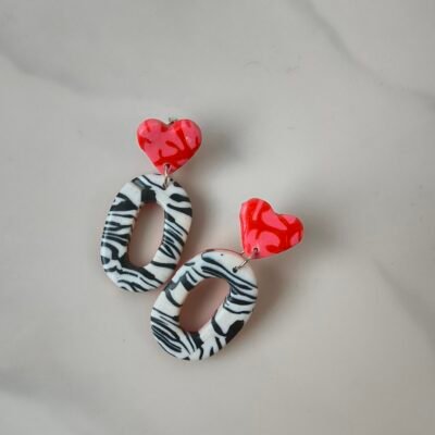 Pendiente zebra con corazón rosa y rojo